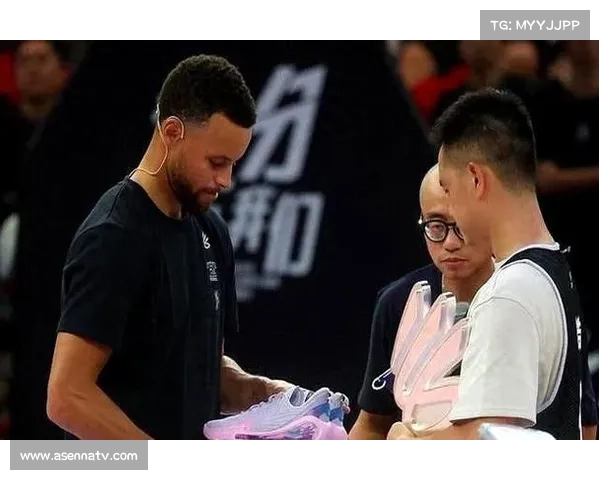 NBA球星指导小球员，传承篮球技巧