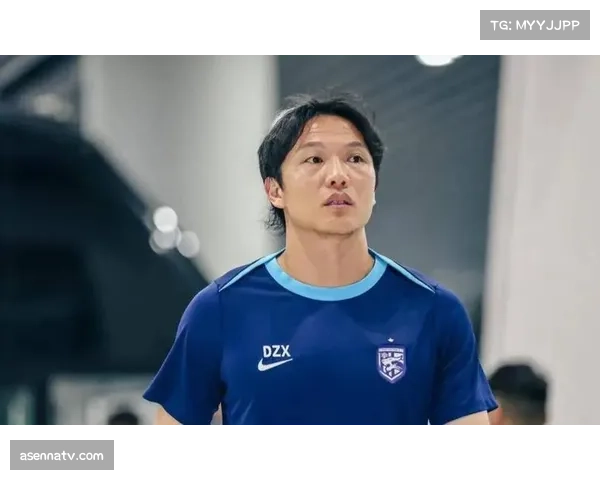 武汉三镇换帅：墨西哥教练莫拉接替邓卓翔，引发球迷不满情绪