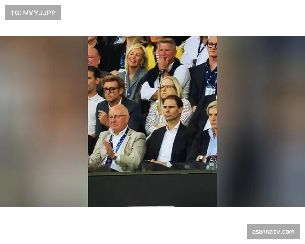 赛场花絮：UFC 300观众席星光熠熠，众多体坛与影视明星现身观战