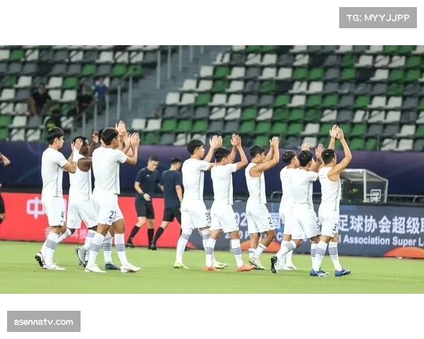 现场观众高唱生日歌,赵岩昊命中三分后向看台挥手致意